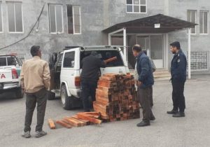 کشف چوب قاچاق از خودروی شاسی بلند در چالوس