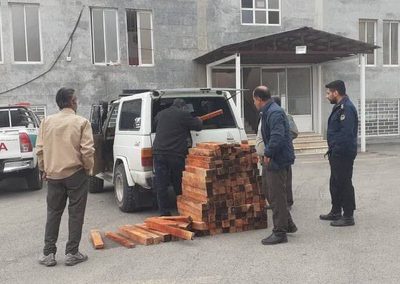 کشف چوب قاچاق از خودروی شاسی بلند در چالوس